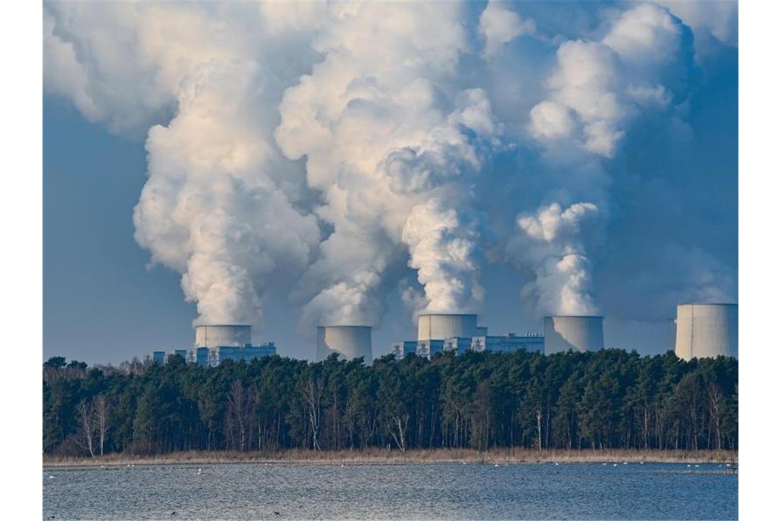 Kühltürme des Braunkohlekraftwerks Jänschwalde in der Lausitz. 2019 sind die Emissionen auf ein Rekordhoch von 59,1 Gigatonnen CO2-Äquivalente geklettert. Foto: Patrick Pleul/dpa-Zentralbild/ZB