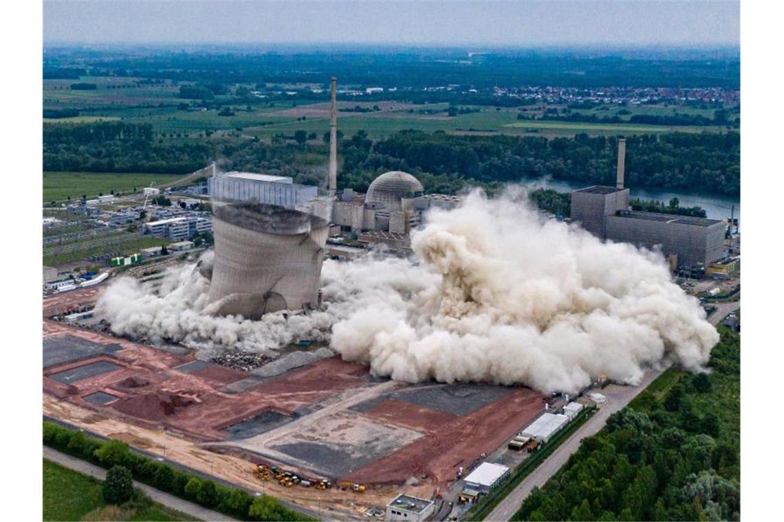 Kühltürme des stillgelegten Atomkraftwerks fallen nach der Sprengung zusammen. Foto: Daniel Maurer/EnBW/dpa/Archivbild