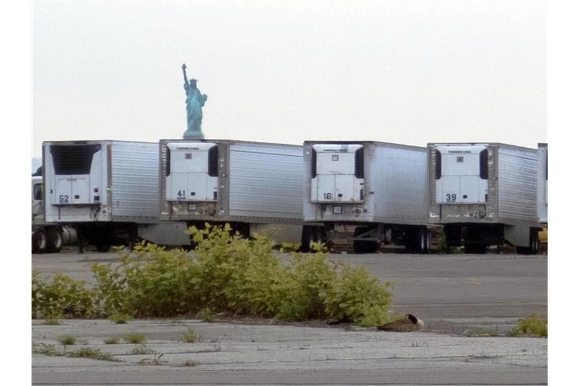 Noch immer 750 Corona-Tote in New Yorker Kühllastern Kühlwagen zur Lagerung von Corona-Toten stehen auf einem Parkplatz am Pier im Stadtteil Brooklyn. Foto: Ted Shaffrey/AP/dpa