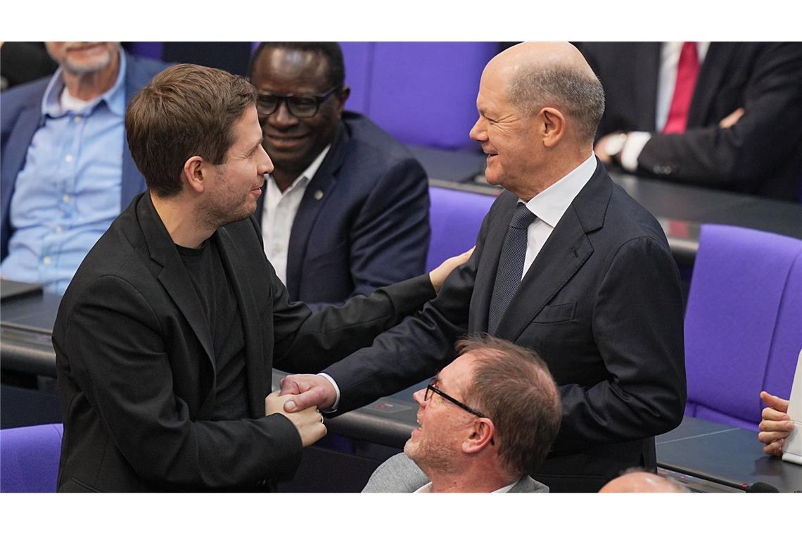 Was wird aus Kevin Kühnert? Kühnert nach seiner Abschiedsrede im Bundestag mit Kanzler Olaf Scholz (rechts).