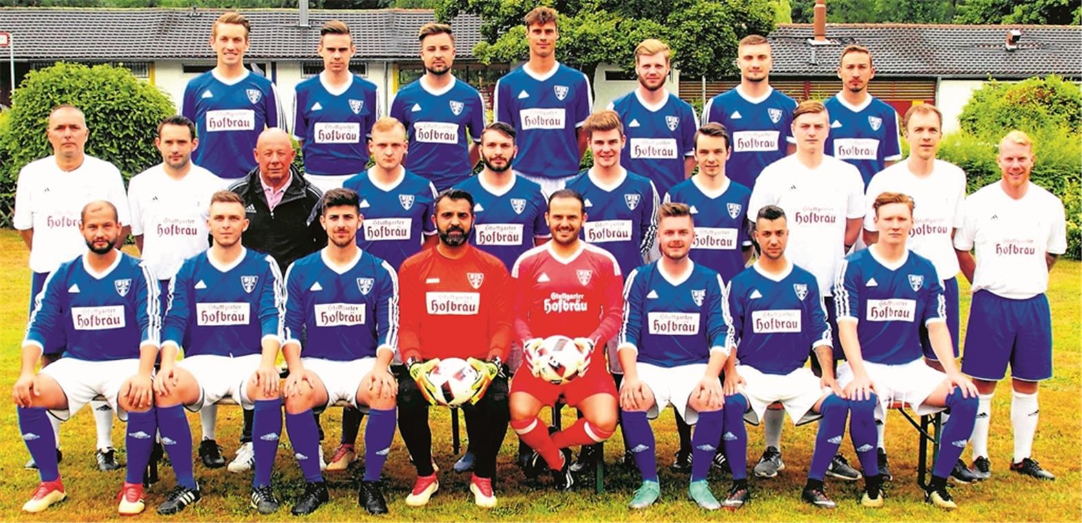 SVU und VfR wollen Topfavoriten ärgern Kündigt an, oben mitspielen zu wollen: Der VfR Murrhardt. Hinten von links: Benjamin Bischoff, Marco Geuder, Deniz Celik, Luca Weller, David Bohn, Stefano Trefz und Daniel Zivaljevic. Mitte: Trainer Michael Hägele, Co-Spielertrainer Andreas Grimmer, Sportdirektor Udo Bauer, Marvin Suckut, Evangelos Tsakiridis, Niclas Müller, Sebastian Schmölzer, Betreuer Maurice Krawtschuk, Spielleiter Patrick Reisshauer und Co-Spielertrainer Marcel Klink. Vorne: Antonio Randisi, Fabian Hirschmann, Louis Piscopo, Michael Caratzias, Egzon Krasniqi, Patrick Voag, Sebastiano Di Benedetto und Fabio Großberger.