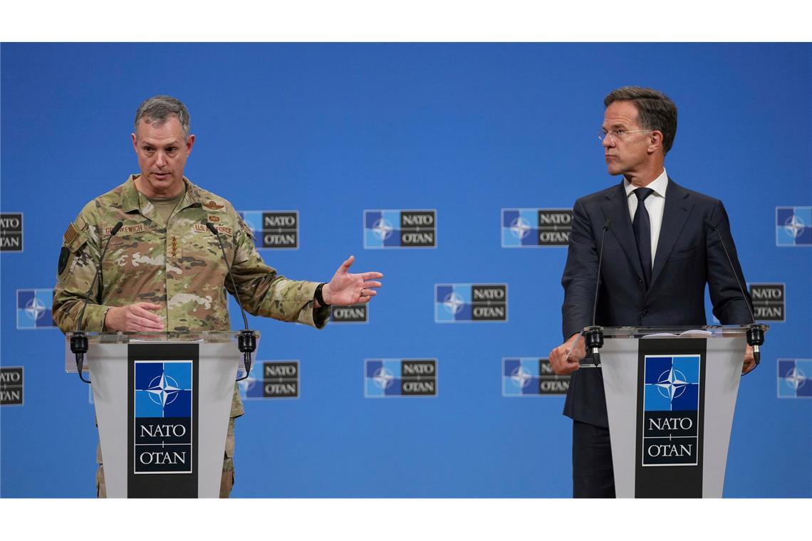 Nato reagiert mit Militäroperation auf russische Drohnen Kündigten eine neue Nato-Operation an: Generalsekretär Mark Rutte (r) und der Oberste Alliierte Befehlshaber Europa, General Alexus Grynkewich.