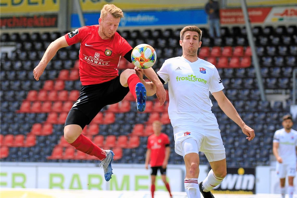 Künftig beim Drittligisten SV Waldhof Mannheim am Ball: Dominik Martinovic (links). Der 23-jährige Angreifer, den Großaspach gerne gehalten hätte, unterschrieb heute bei den Kurpfälzern einen Vertrag. Foto: A. Becher