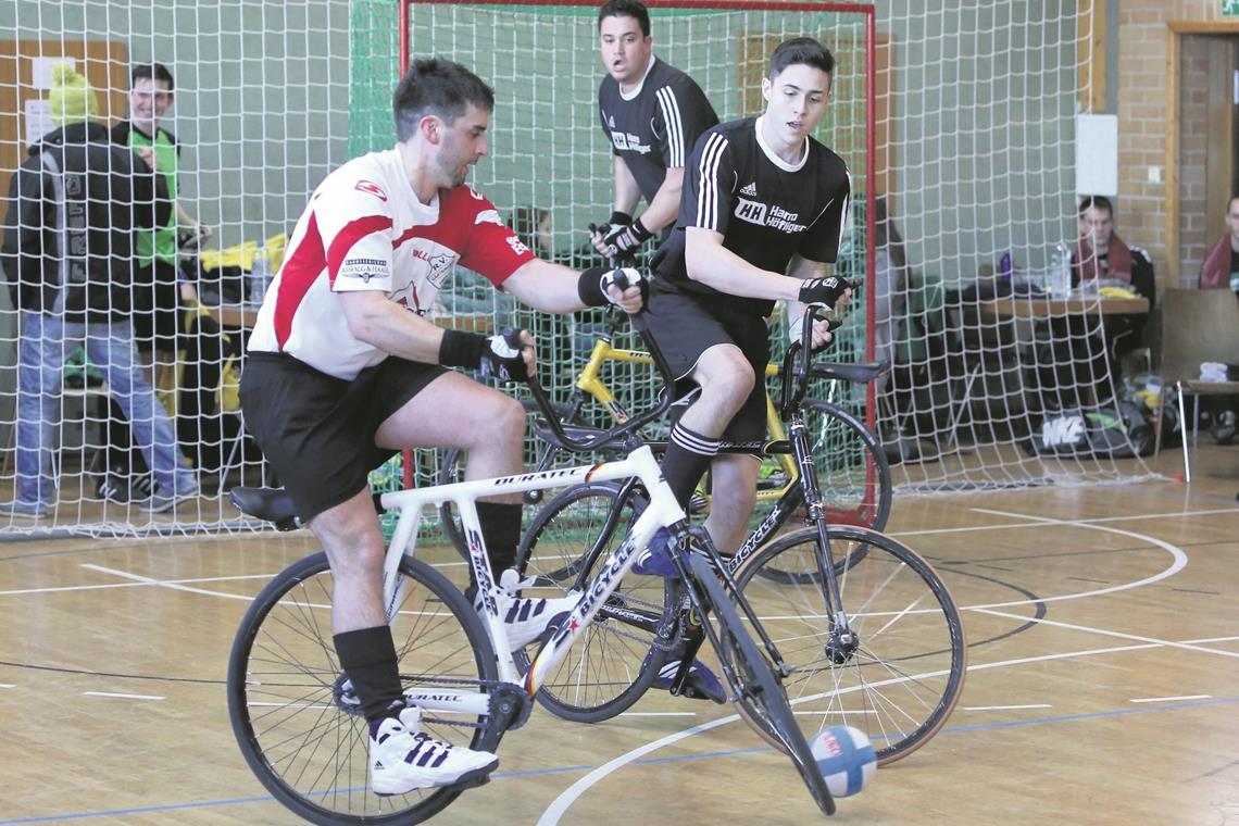 RSV-Duo bejubelt Zweitliga-Aufstieg Künftig in der Zweiten Bundesliga am Ball: Tobias Herczeg und David Piesch (schwarze Trikots).Archivfoto: B. Strohmaier