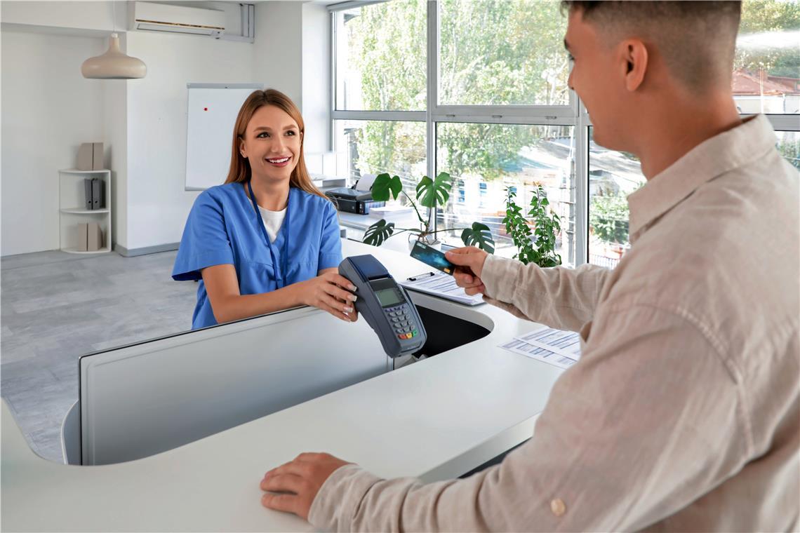 Künftig könnte die sogenannte Kontaktgebühr für Patienten bei jedem Arztbesuch fällig werden. Symbolfoto: Adobe Stock/Leonid IastremskyI