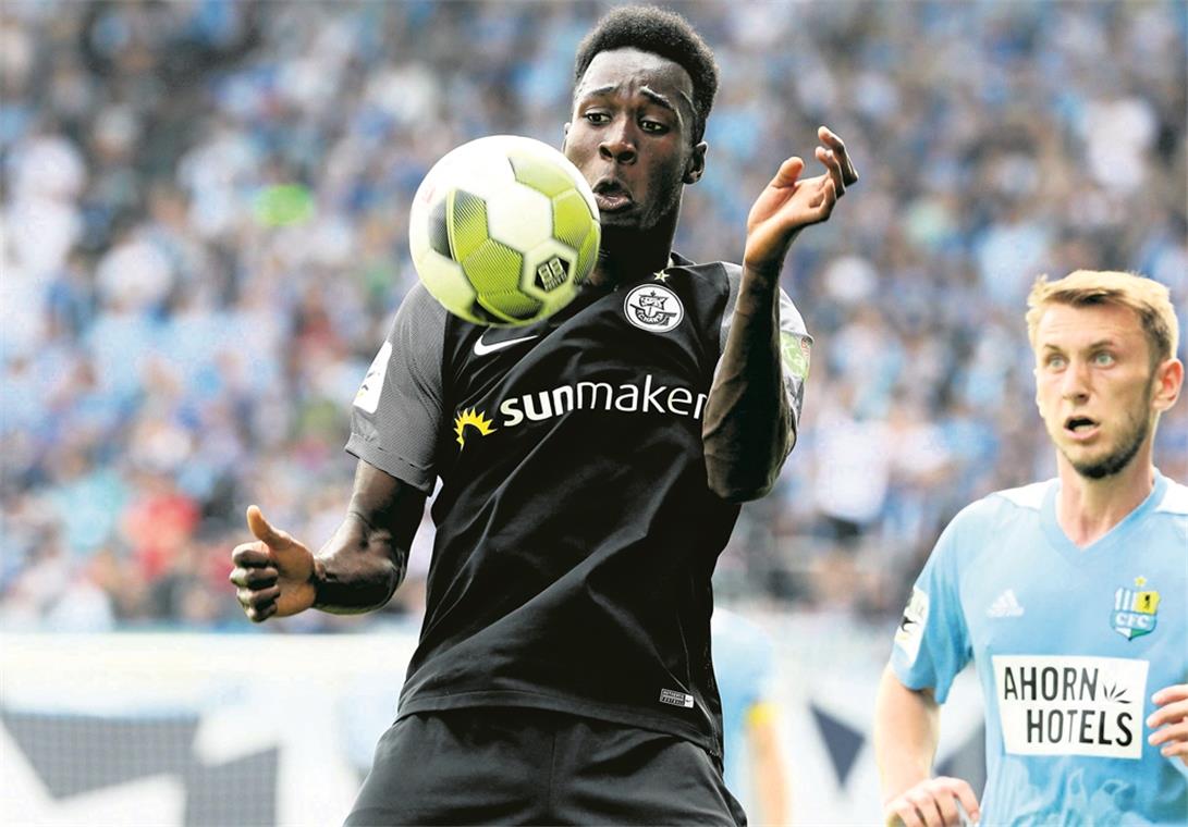 Künftig nicht mehr für Hansa Rostock, sondern für Großaspach am Ball: Mike Owusu, der von der Ostsee in den Fautenhau wechselt. Foto: Imago