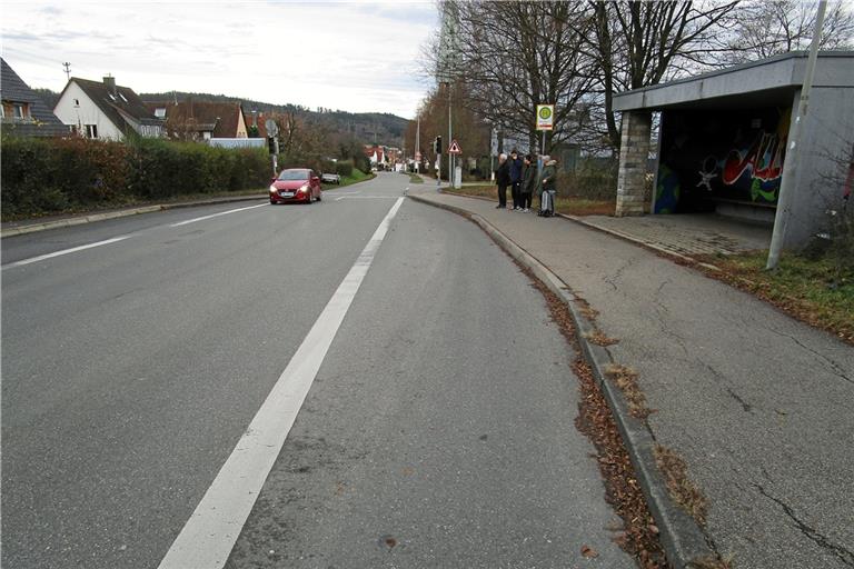 Künftig soll die Haltestelle Schule wie auch die anderen in Allmersbach keine Haltebucht mehr haben. Die Busse werden dann auf der Fahrbahn halten. Foto: Riker und Rebmann