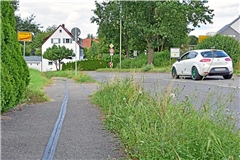 Künftig werden kombinierte Geh- und Radwege mit einer Regelbreite von mindestens 2,50 Metern ausgebaut. Ein Grünstreifen trennt die Wege von der Straße. Foto: Tobias Sellmaier