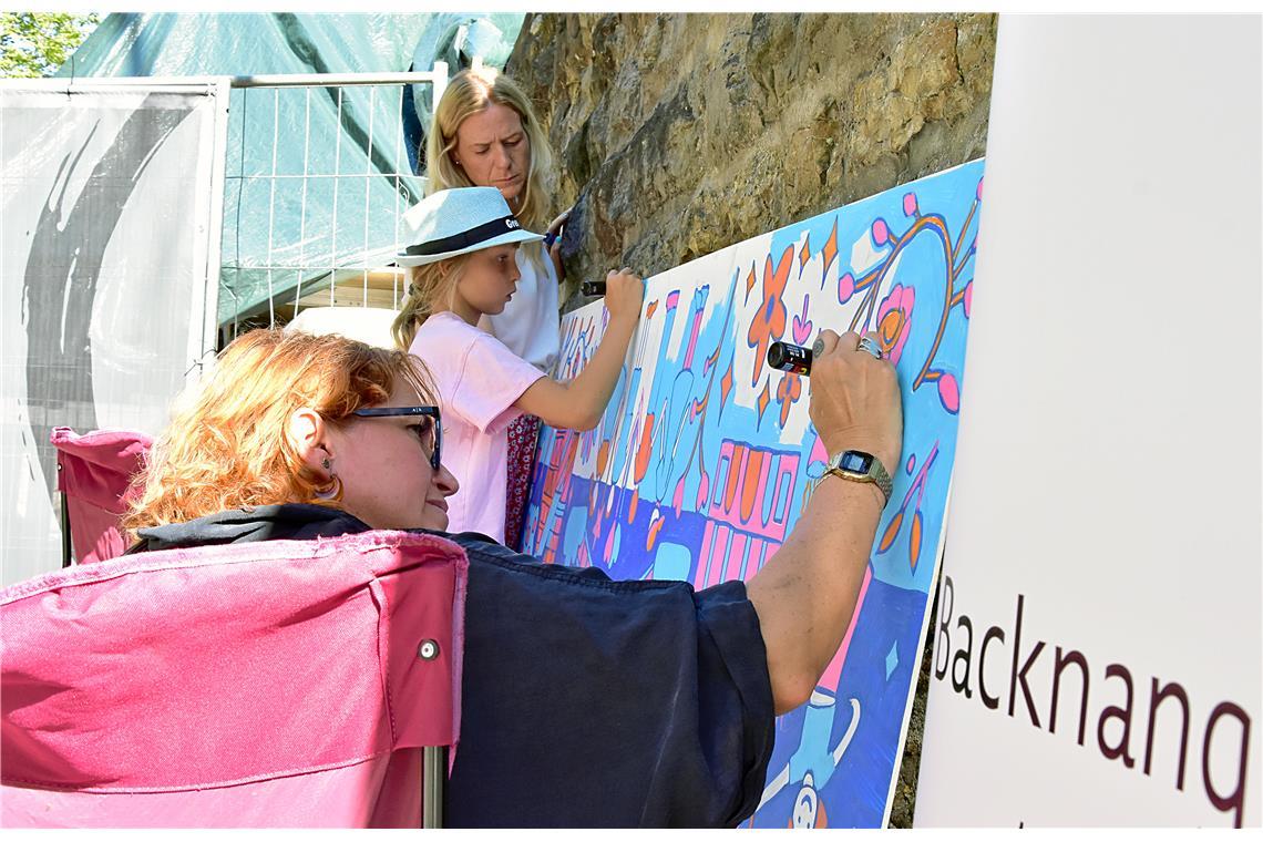 Künstelrinnen arbeiten am Stand des Partnerschaftsvereins Backnang-Chelmsford an...