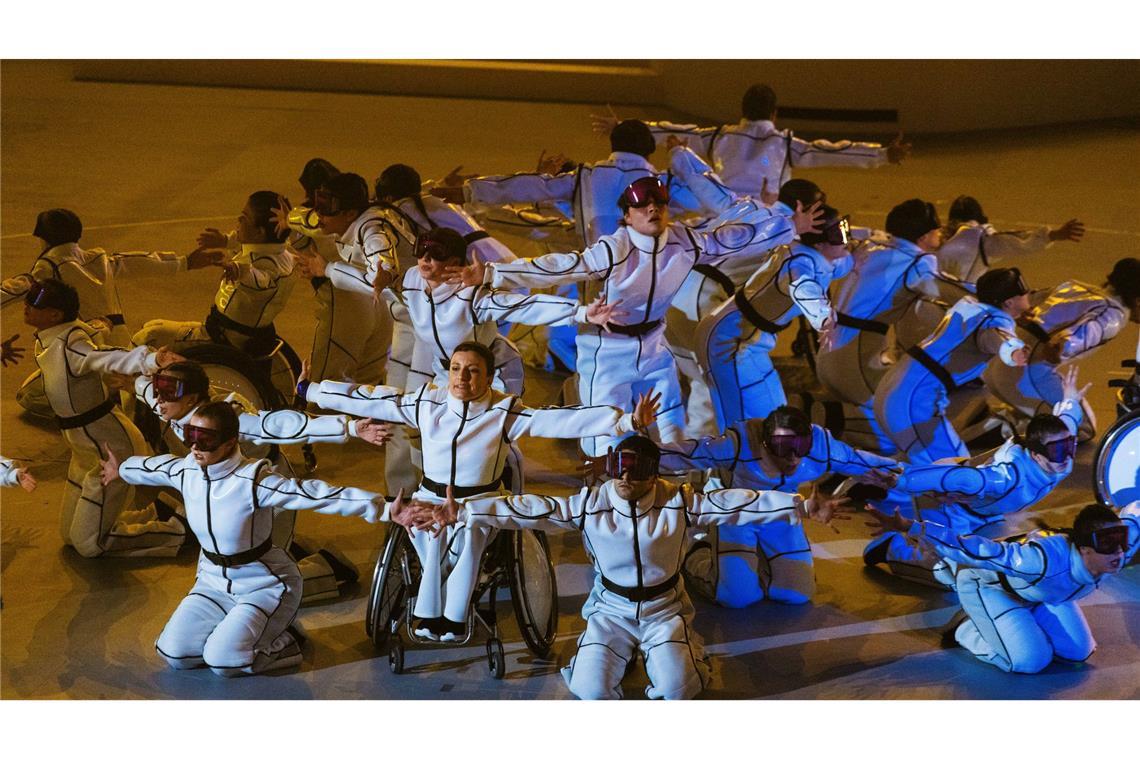 Künstler performen während der Abschlussfeier der Paralympics