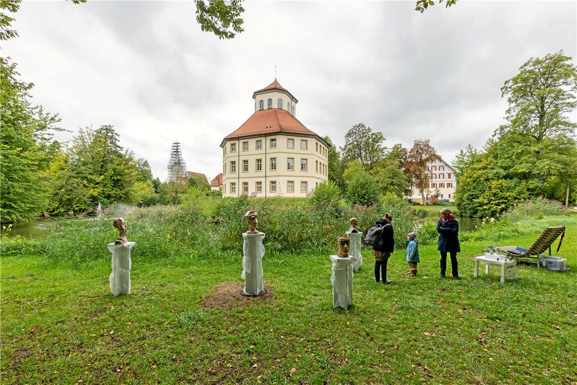 Künstler präsentieren ihre Arbeiten im Park in Oppenweiler -  Tag des Schwäbisch...