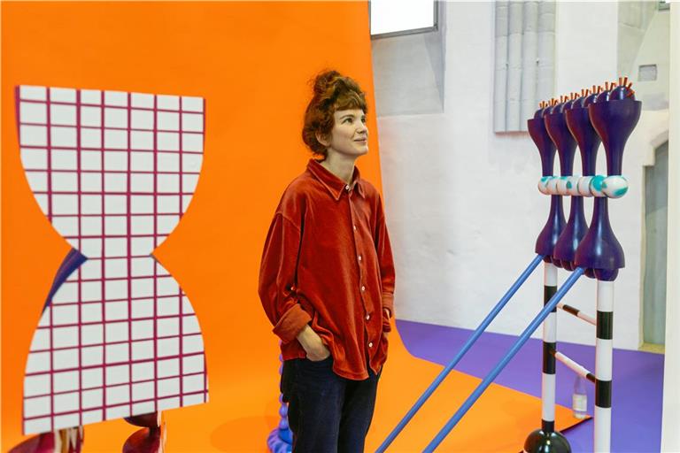 Künstlerin Maja Behrmann konfrontiert ihre Objekte mit farbigen Papierbahnen. Fotos: Alexander Becher