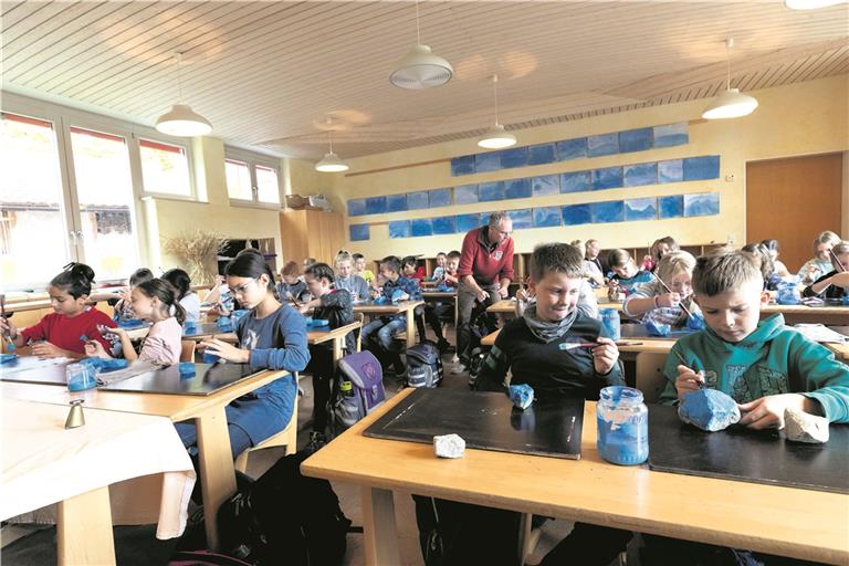 Künstlerisch-kreative und handwerklich-praktische Inhalte haben in der Waldorfpädagogik einen hohen Stellenwert. Derzeit bereiten die Backnanger Schüler unter anderem die Gestaltung des Festakts am Wochenende vor – mit der Jubiläumsfarbe Blau. Foto: J. Fiedler