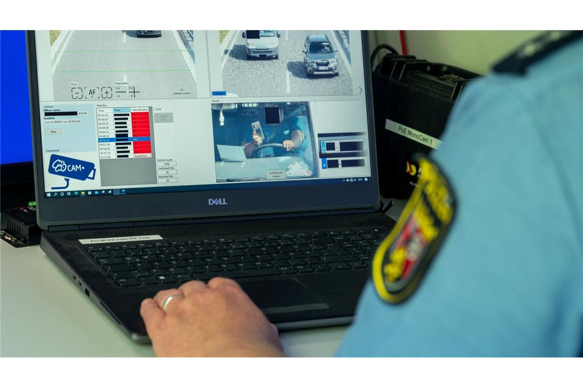 Künstliche Intelligenz kann erkennen, wenn Autofahrer ihr Handy in der Hand halten. (Archivbild)