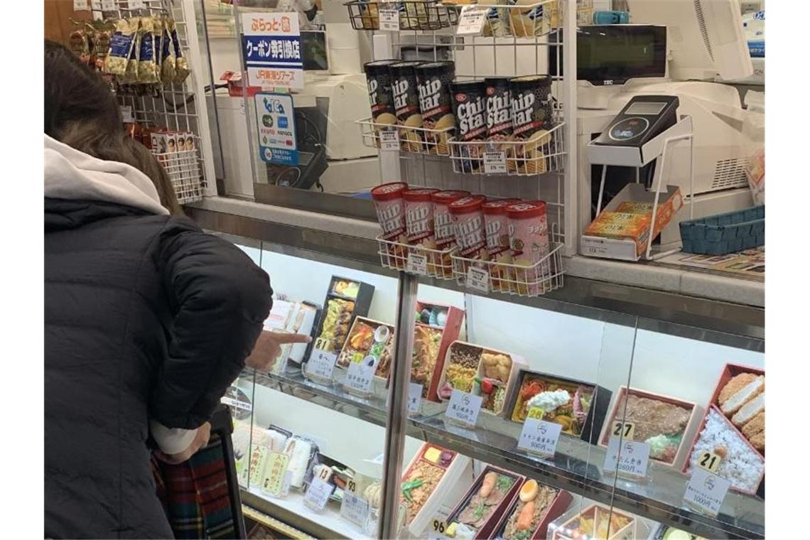 Künstlich wie köstlich: Japans hohe Kochkunst als Attrappe Künstliche Lunchbox-Auslagen in einem Geschäft im Bahnhof von Tokio: Der Kunde kann nach dem Aussehen der Attrappen wählen, welche Box mit echtem Essen er möchte. Foto: Lars Nicolaysen/dpa