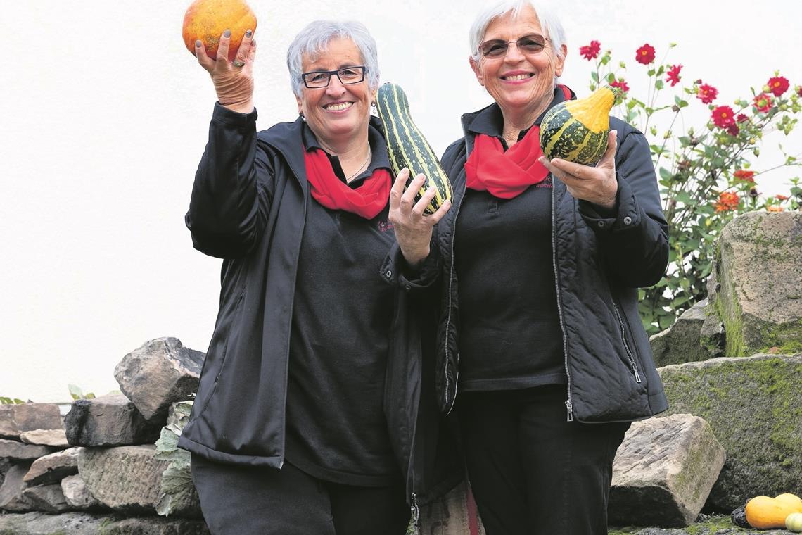 Kürbisse an der Zeller Straße in Aichelbach: Brigitte Krüger (links) und Theresia Bauer haben ein Faible für die Gartenfrüchte und kennen jede Menge Rezepte. Foto: J. Fiedler