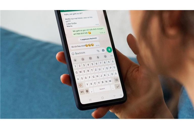 Küsschen-Smiley oder nur Schwarz auf Weiß? Die Entscheidung für oder gegen Emojis kann in der Kommunikation einen Unterschied machen.