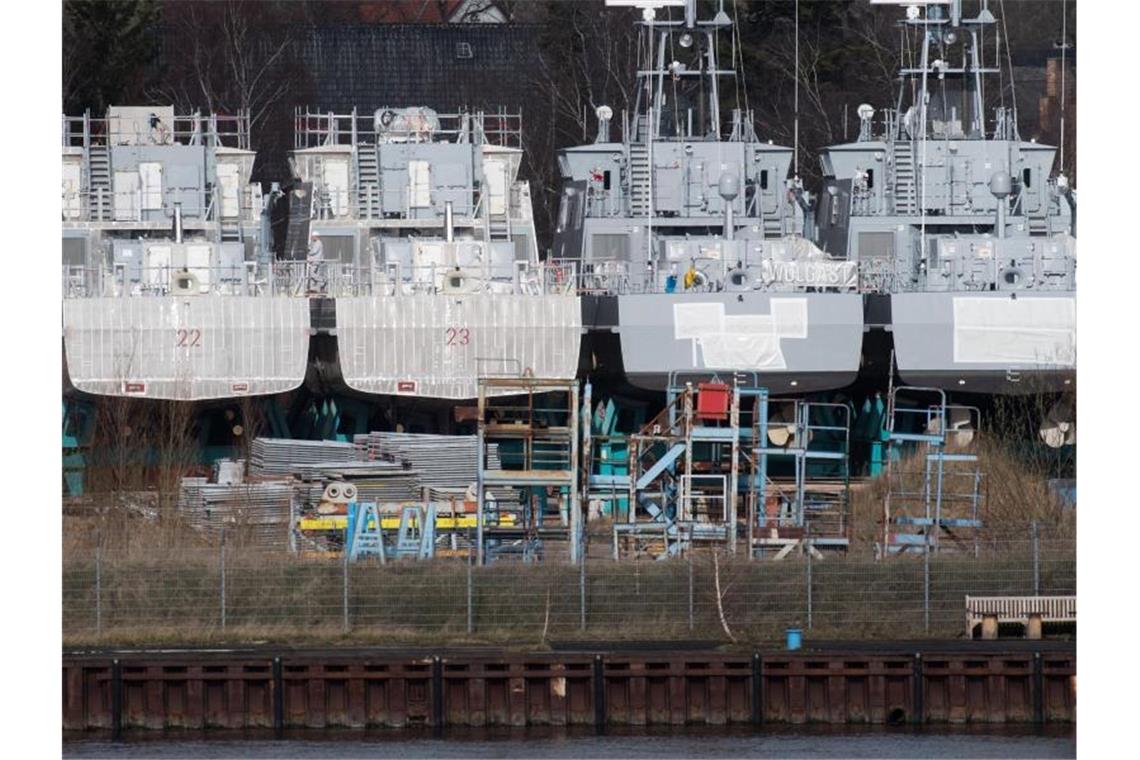 Merkel will weiterhin keine Rüstungsgüter an Saudis liefern Küstenschutzboote für Saudi-Arabien liegen seit dem Exportstopp auf dem Gelände der Peene-Werft in Wolgast. Foto: Stefan Sauer