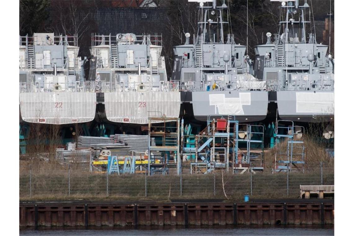 Küstenschutzboote für Saudi-Arabien liegen seit dem Exportstopp auf dem Gelände der Peene-Werft in Wolgast. Foto: Stefan Sauer