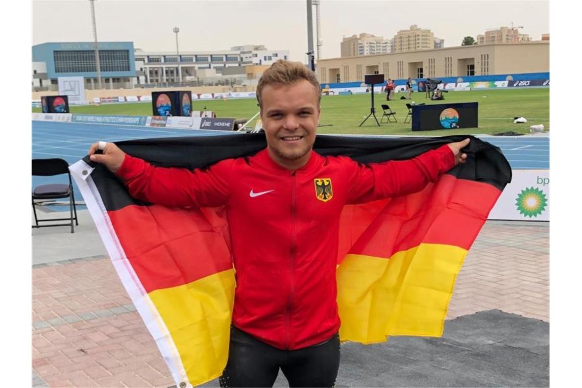 Kugelstoßer Niko Kappel steht mit der deutschen Fahne im Stadion. Foto: Holger Schmidt/dpa/