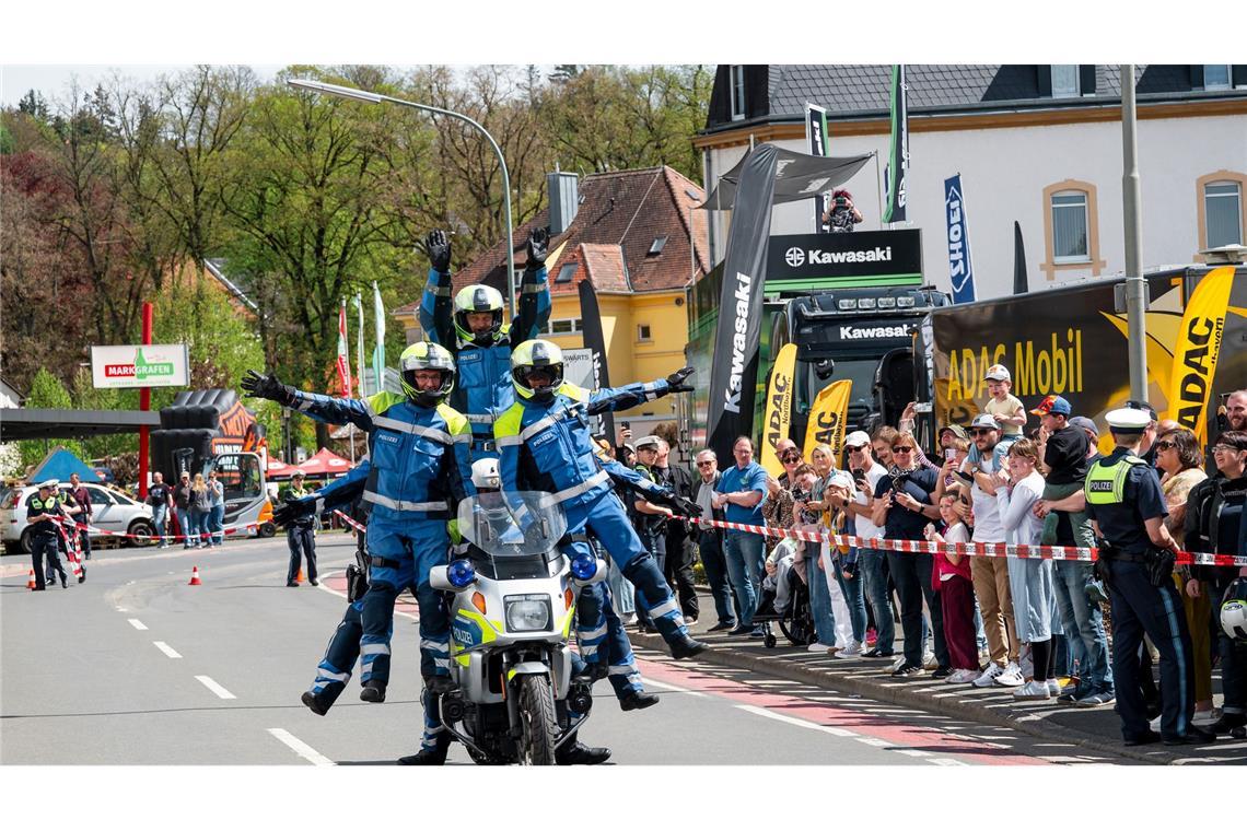 Kulmbach: „Ankommen statt Umkommen“ – Akrobatik bei Polizeishow und Stunt zu siebt auf einem Motorrad