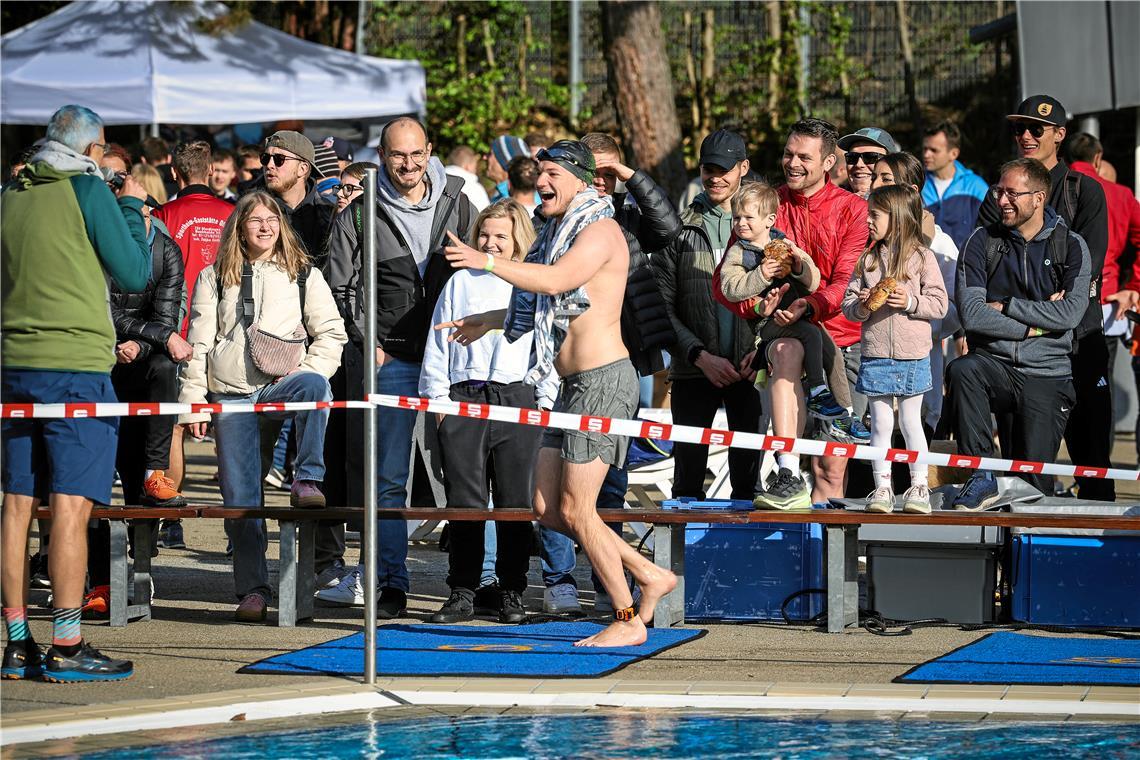 Kultur- und Sportamtsleiter Johannes Ellrott hat das Schwimmen für die Staffel d...