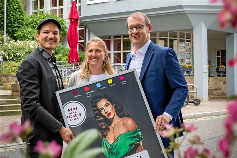 Kulturamtsleiter Johannes Ellrott, Bürgerhaus-Leiterin Hannah Bühler und Oberbürgermeister Maximilian Friedrich (von links) präsentieren das neue Programm. Foto: Alexander Becher