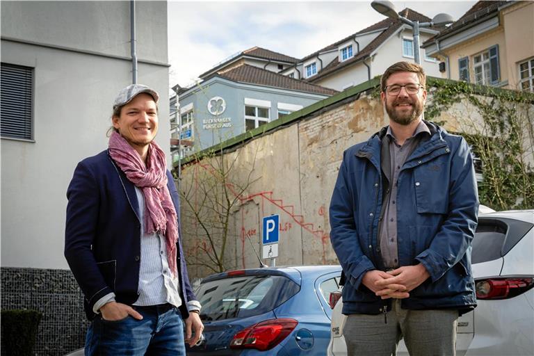 Kulturamtsleiter Johannes Ellrott (links) und Stadtplanungsamtsleiter Tobias Großmann an der zukünftigen Kulturtreppe zwischen Albertstraße und Bahnhofstraße. Foto: Alexander Becher 