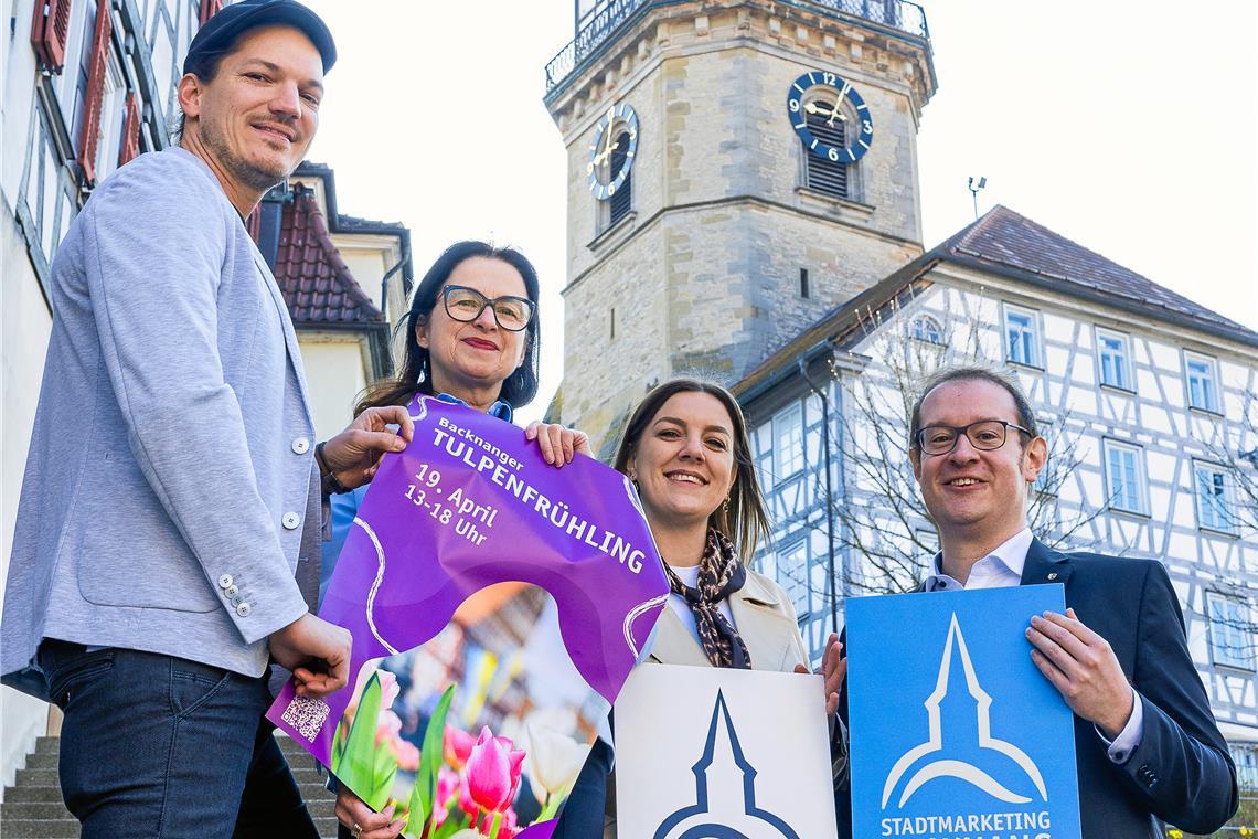 Kulturamtsleiter Johannes Ellrott (von links), die Vereinsvorsitzende Sigrid Göttlich, Geschäftsstellenleiterin Jennifer Studzinski und Oberbürgermeister Maximilian Friedrich. Archivfoto: Alexander Becher
