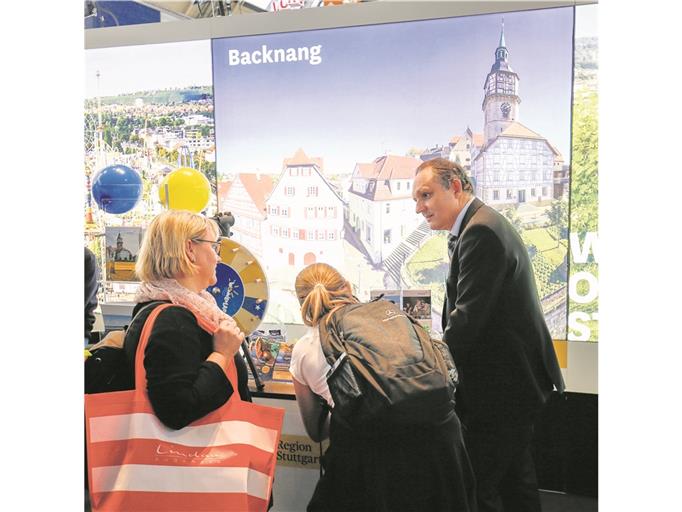 Kulturamtsleiter Martin Schick informiert Messebesucher über die Stadt Backnang. Foto: A. Becher