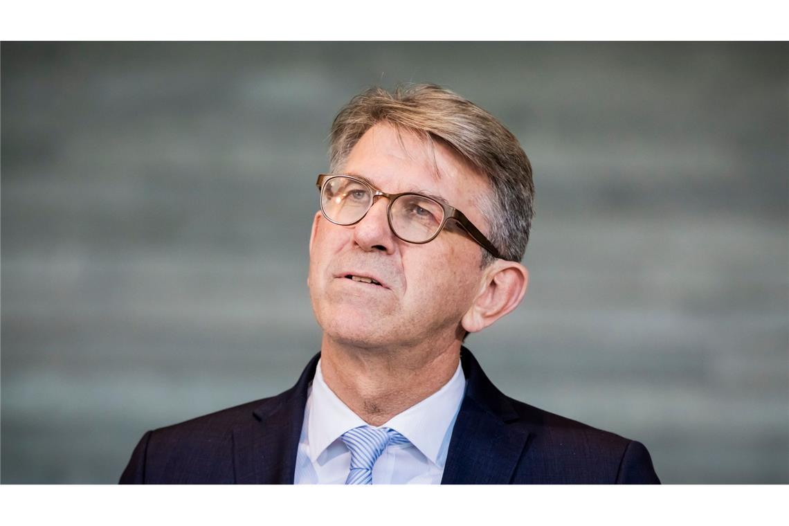 Kulturstaatsminister Wolfram Weimer erläutert seinen Umgang mit der Vergabe des Deutschen Buchhandlungspreises. (Archivbild)