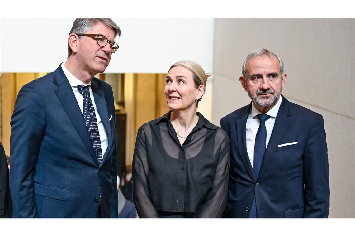 Weimer: Preußenstiftung mit Ackermann noch konkurrenzfähiger Kulturstaatsminister Wolfram Weimer (l-r), Marion Ackermann und Hermann Parzinger kommen zur Verabschiedung von Parzinger als Präsident der Stiftung Preußischer Kulturbesitz und Amtseinführung seiner Nachfolgerin in das Neue Museum.