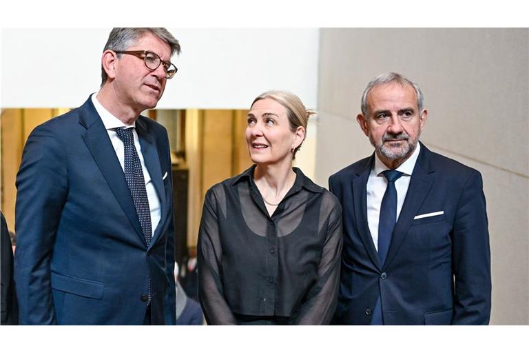 Kulturstaatsminister Wolfram Weimer (l-r), Marion Ackermann und Hermann Parzinger kommen zur Verabschiedung von Parzinger als Präsident der Stiftung Preußischer Kulturbesitz und Amtseinführung seiner Nachfolgerin in das Neue Museum.