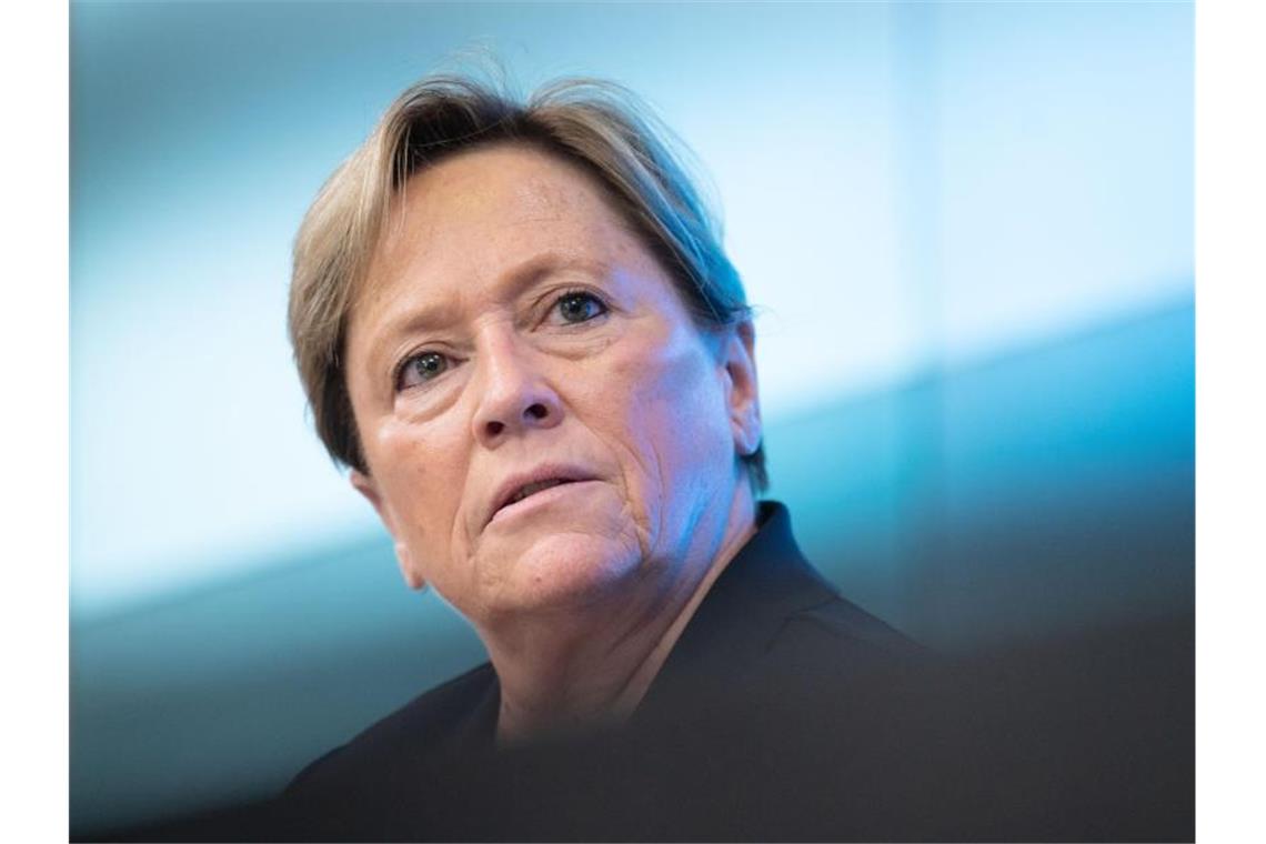 Kultusministerin Susanne Eisenmann (CDU) nimmt an einer Pressekonferenz teil. Foto: Marijan Murat/dpa/Archivbild