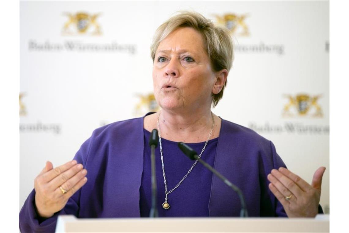 Kultusministerin Susanne Eisenmann (CDU) spricht bei einer Pressekonferenz. Foto: Sebastian Gollnow/dpa/Archivbild