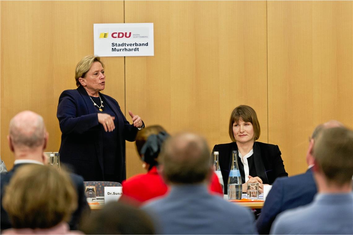 Kultusministerin Susanne Eisenmann und Obermeisterin Sandra Wolf (von links) sprachen beim CDU-Stadtverband Murrhardt über Ausbildungsmöglichkeiten und -chancen und versuchten zu analysieren, warum das Handwerk so ins Hintertreffen geraten ist. Foto: V. Hoschek