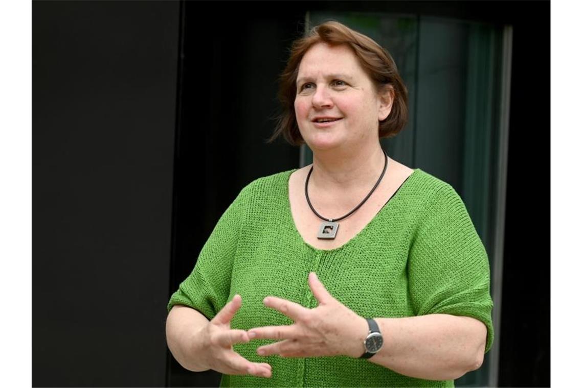 Kultusministerin Theresa Schopper (Grüne) steht vor dem Landtag von Baden-Württemberg. Foto: Bernd Weißbrod/dpa/Archivbild