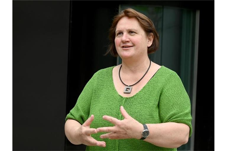 Kultusministerin Theresa Schopper (Grüne) steht vor dem Landtag von Baden-Württemberg. Foto: Bernd Weißbrod/dpa/Archivbild