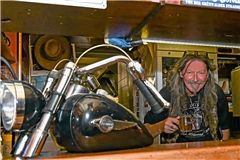 Kultwirt Eddi Weiher schenkt hinter seiner Theke Bier und auch mal ein Viertele aus. Foto: Tobias Sellmaier