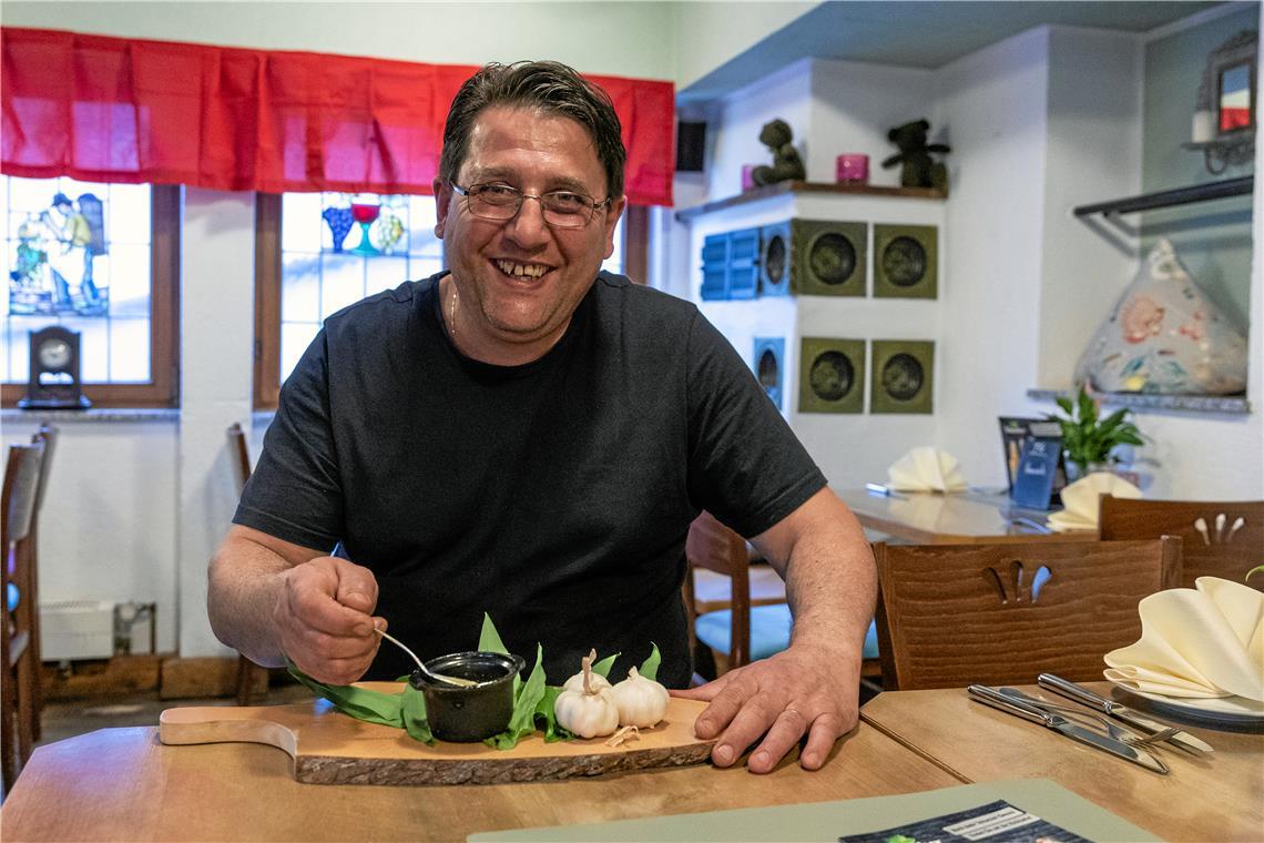 Am Knoblauch scheiden sich die Geister Kunberger-Koch Daniel Coman verwendet Knoblauch gerne und häufig. Fotos: Alexander Becher
