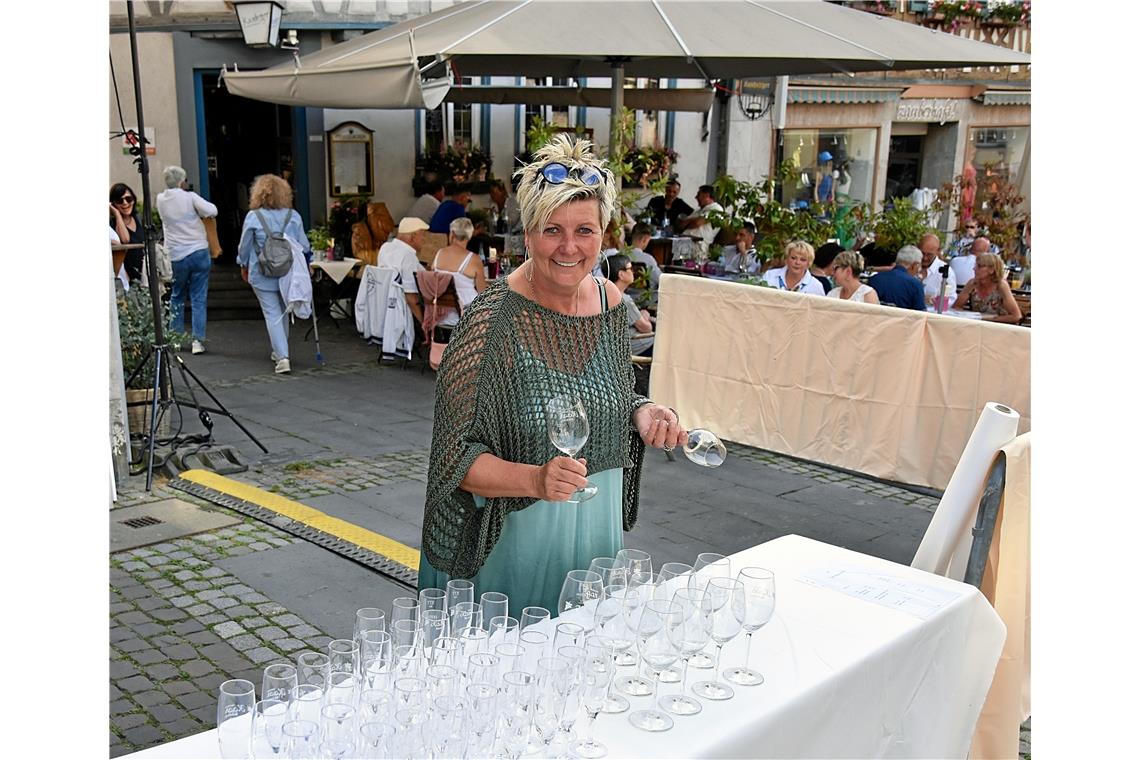 Kunberger sorgt für das Catering des Konzerts im Außenbereich der Gaststätte. Wi...