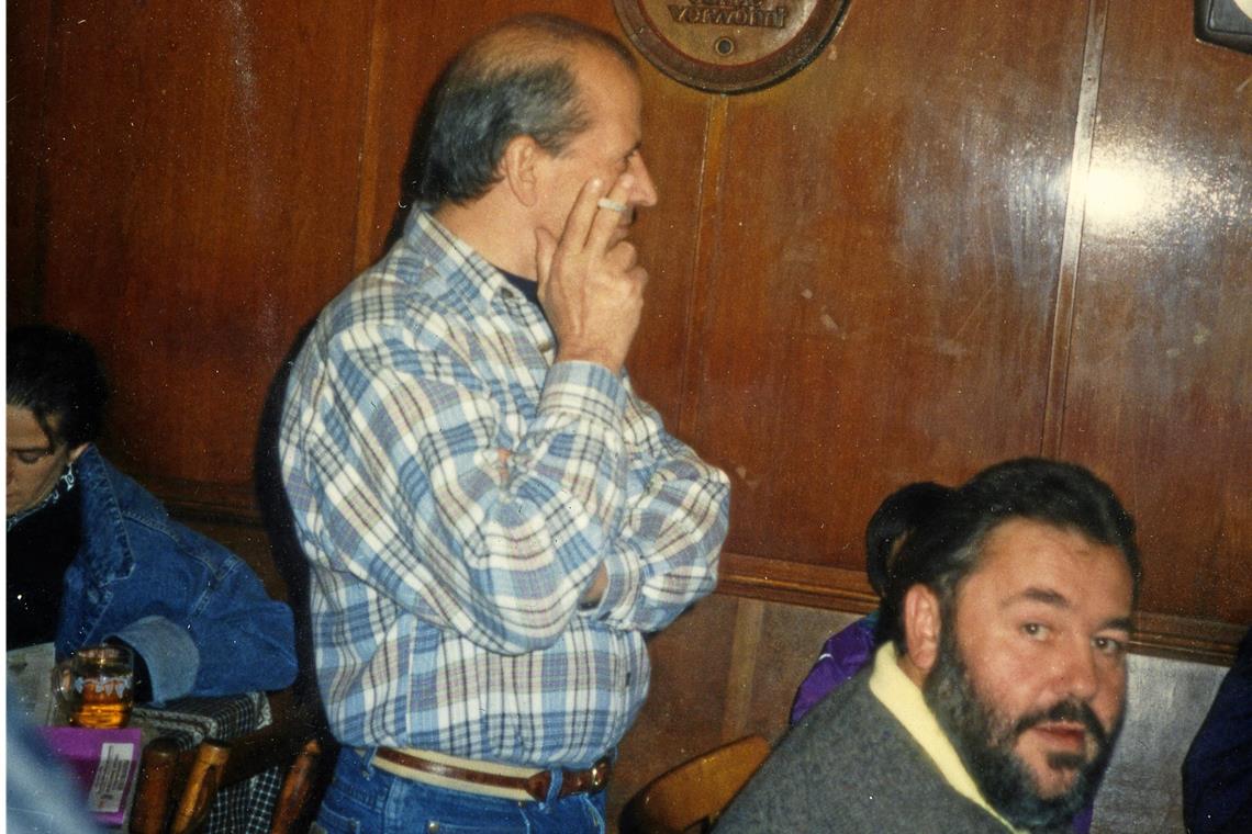 Weinstube Kunberger: Von der Spelunke zu Backnangs kultiger Stammkneipe Kunberger-Wirt Mitsos in den 1980er-Jahren in seiner Weinstube. Repro: Peter Wolf