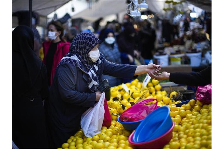Kunden auf dem Ortakcilar-Straßenmarkt in Istanbul. Waren werden in der Türkei immer teurer. Im Januar sprang die Inflationsrate bis knapp unter die Marke von 50 Prozent. Foto: Francisco Seco/AP/dpa