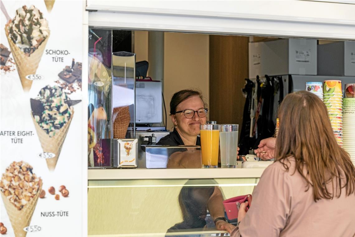 Selbstbedienung im Backnanger Eiscafé Dolomiti Kunden des Eiscafés Dolomiti zeigen Verständnis für den eingeschränkten Service wegen der Coronafälle beim Personal. Foto: Alexander Becher