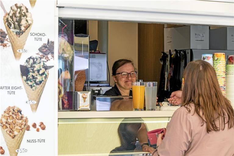 Kunden des Eiscafés Dolomiti zeigen Verständnis für den eingeschränkten Service wegen der Coronafälle beim Personal. Foto: Alexander Becher