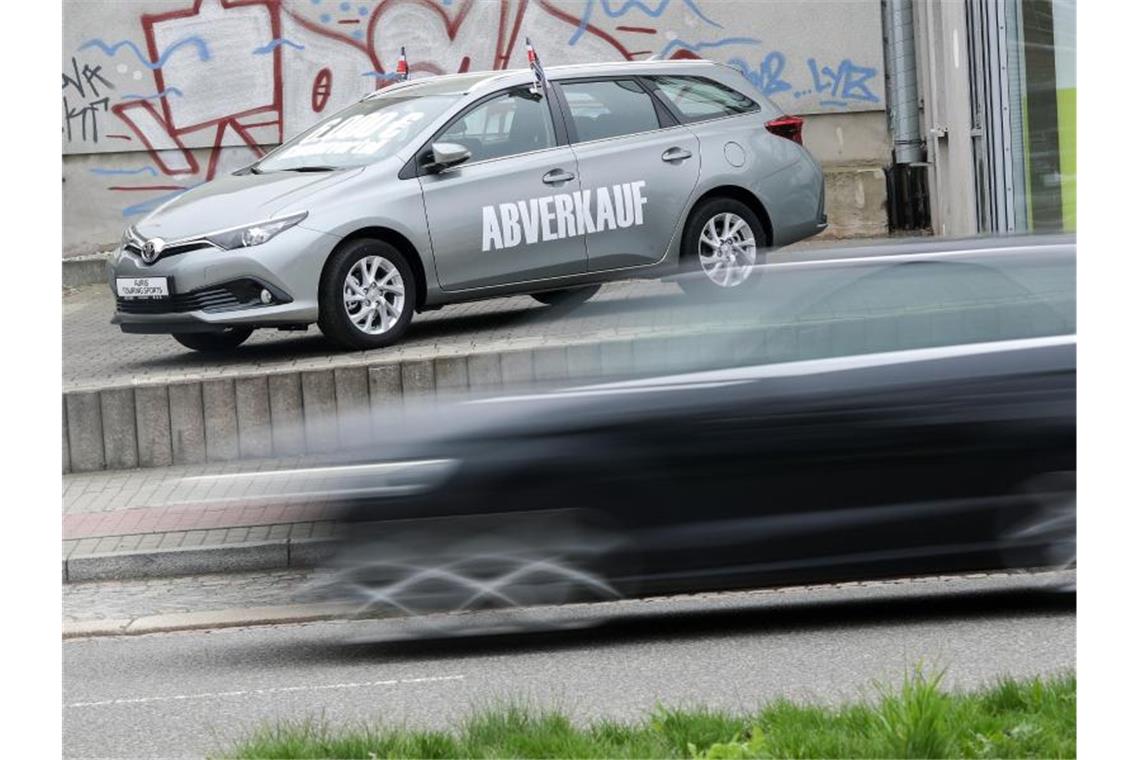 Kunden für neue Autos sind derzeit rar: Der Schriftzug „Abverkauf“ steht auf einem grauen Toyota Auris Kombi vor einem Autohaus in Chemnitz. Foto: Jan Woitas/dpa-Zentralbild/dpa
