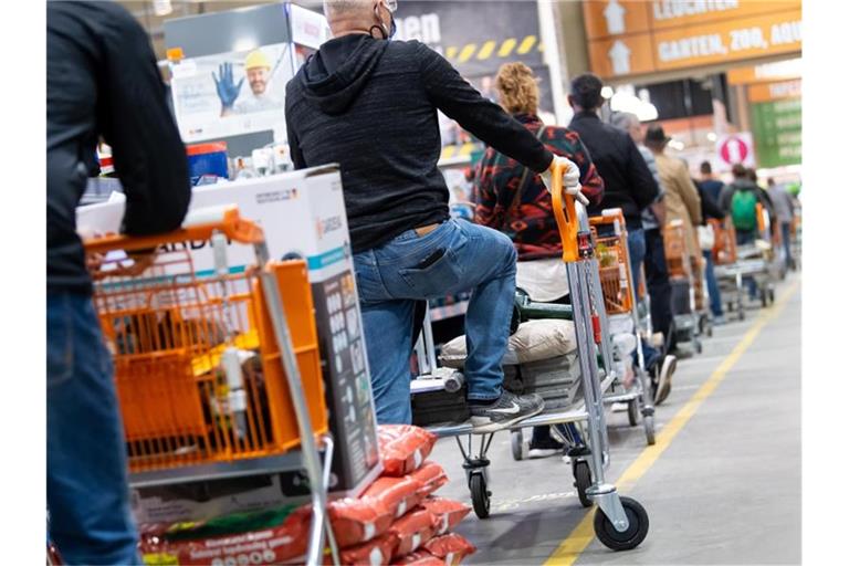 Kunden in einem Baumarkt in München. Foto: Sven Hoppe/dpa