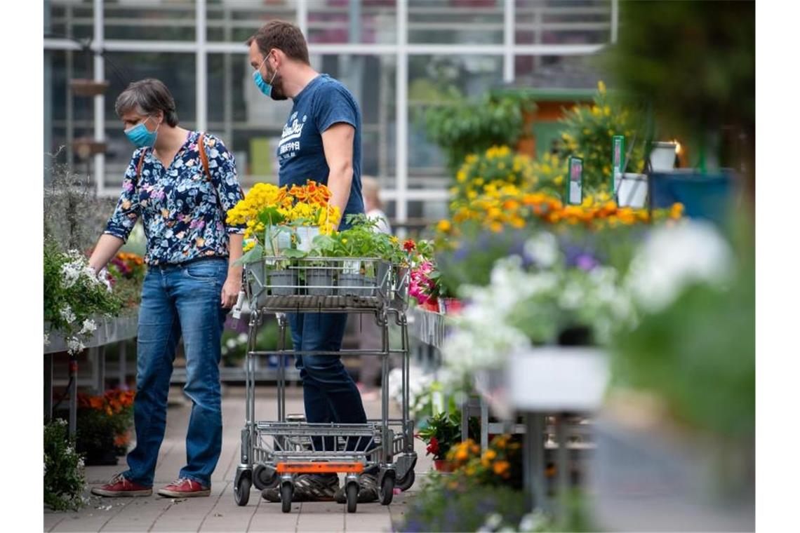 Corona: Gartenbaubetriebe dämpfen Erwartungen zum Jahresende Kunden kaufen in einem Gartencenter ein. Foto: Sven Hoppe/dpa/Archivbild