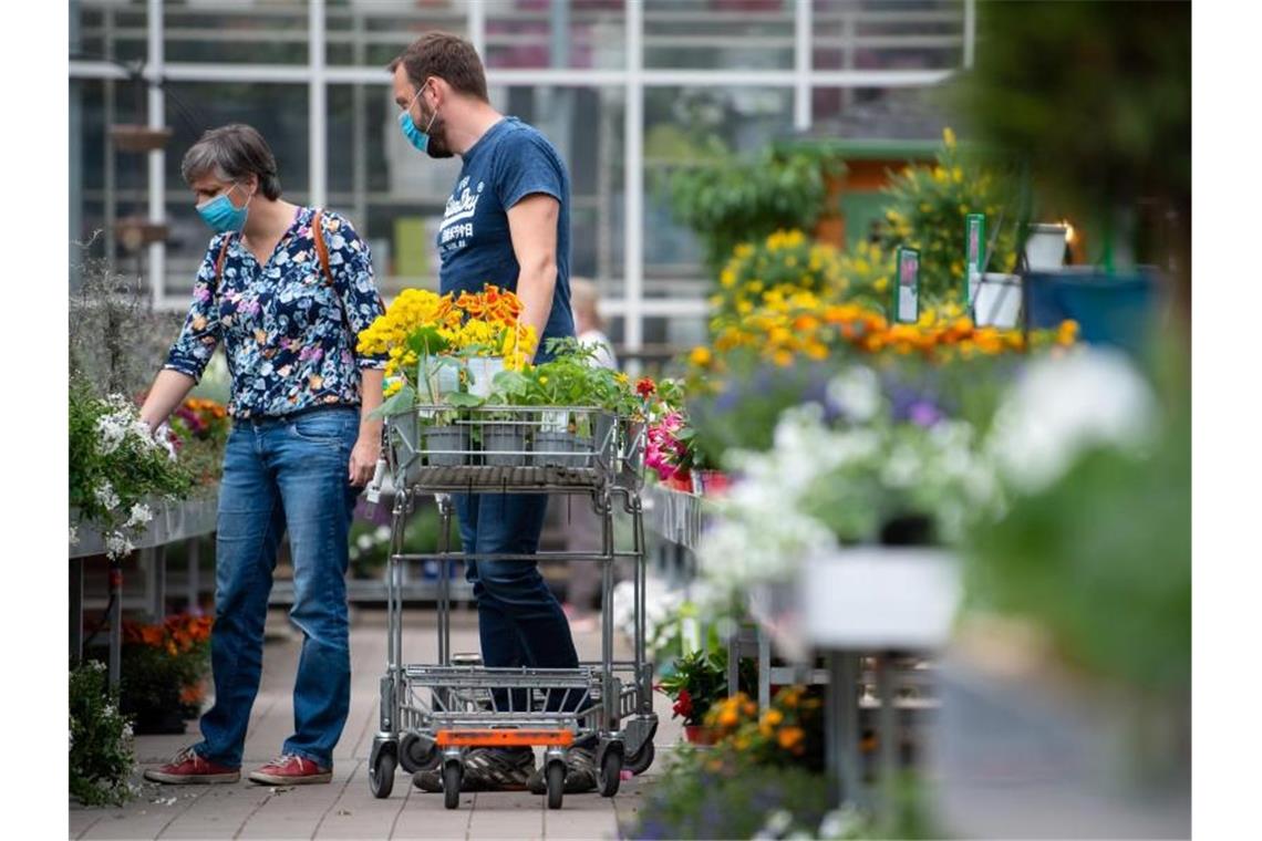 Kunden kaufen in einem Gartencenter ein. Foto: Sven Hoppe/dpa/Archivbild