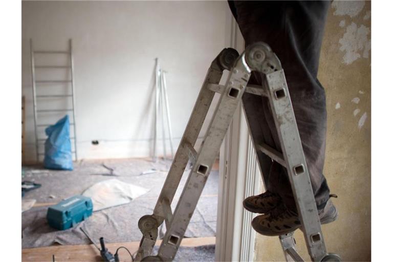 Kunden müssen derzeit lange auf einen Handwerker warten. Foto: Axel Heimken/dpa